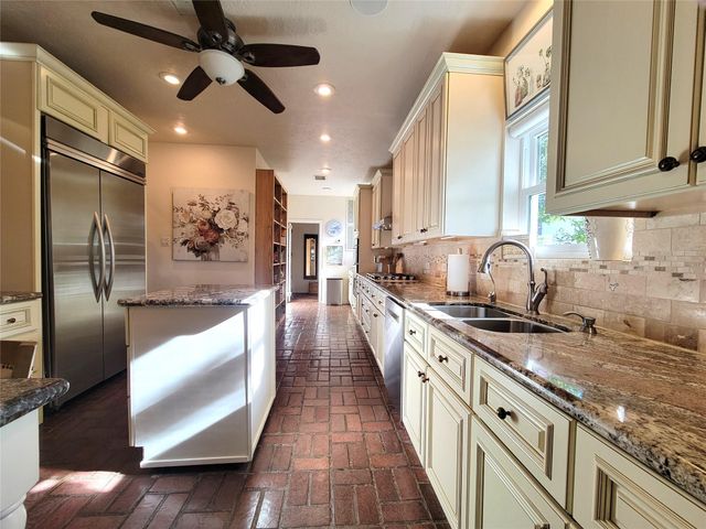 709 Palmer Drive, Conroe, TX 77302