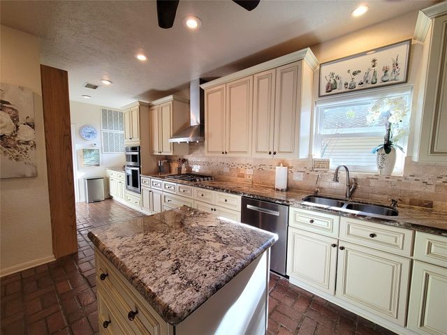 709 Palmer Drive, Conroe, TX 77302