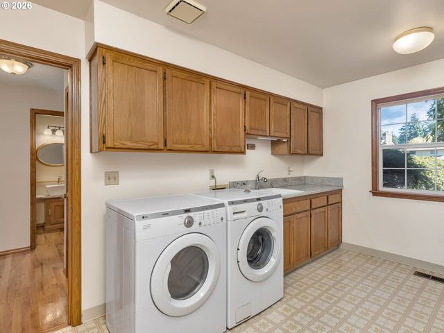 8445 Sw MAVERICK Pl, Beaverton, OR 97008