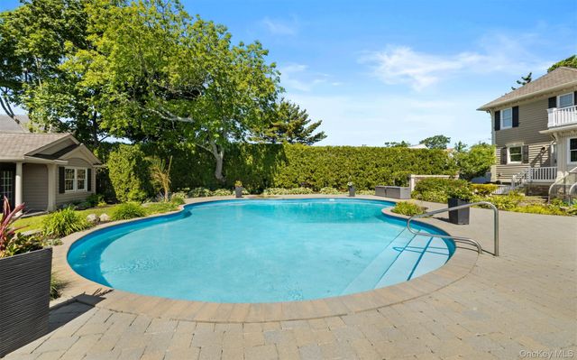 10 Magoun Road, West Islip, NY 11795