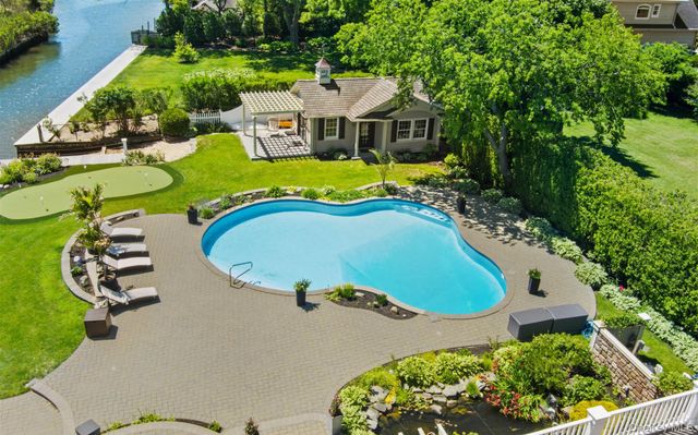 10 Magoun Road, West Islip, NY 11795