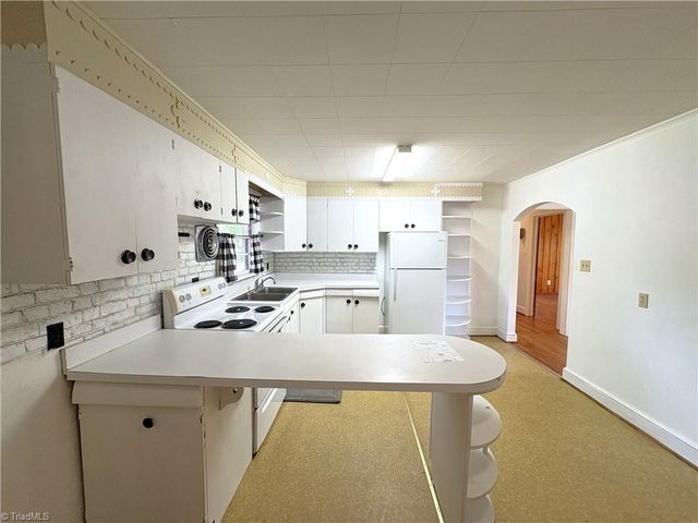 106 N 11th Avenue, Mayodan, NC 27027
