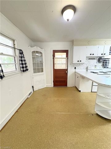 106 N 11th Avenue, Mayodan, NC 27027