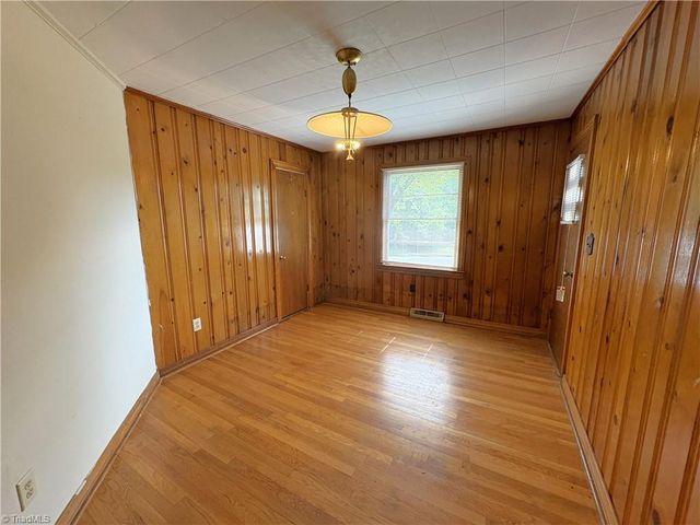 106 N 11th Avenue, Mayodan, NC 27027