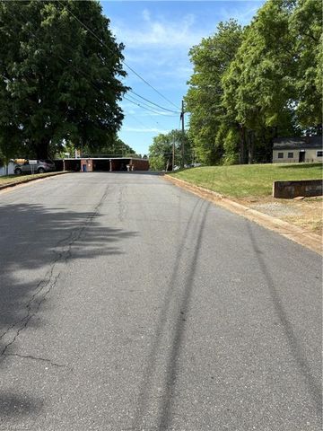 106 N 11th Avenue, Mayodan, NC 27027