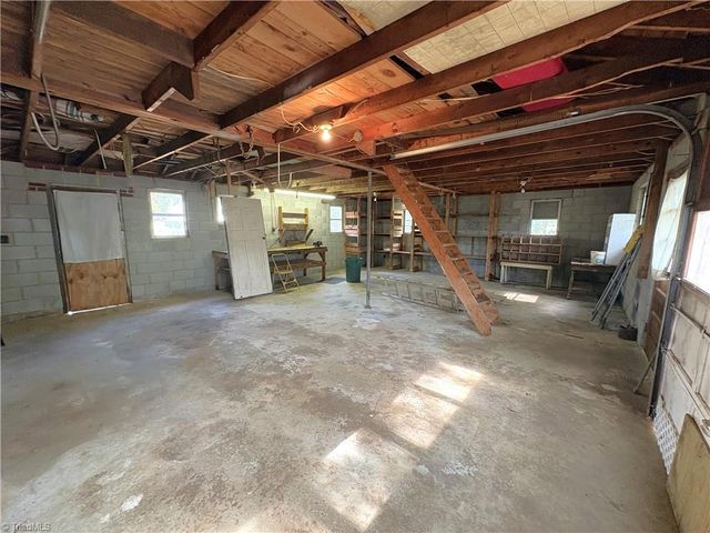 106 N 11th Avenue, Mayodan, NC 27027