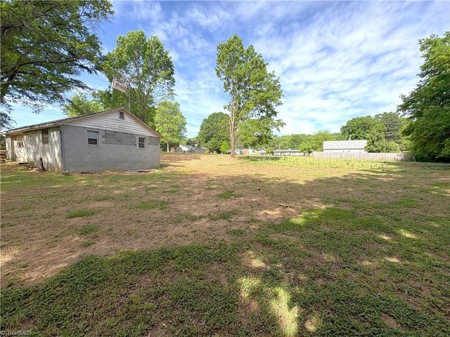 106 N 11th Avenue, Mayodan, NC 27027