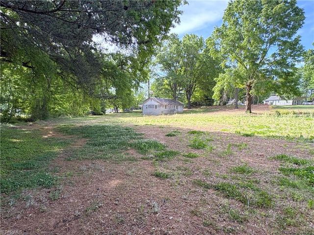 106 N 11th Avenue, Mayodan, NC 27027