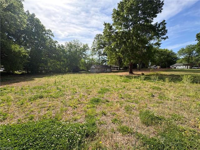 106 N 11th Avenue, Mayodan, NC 27027