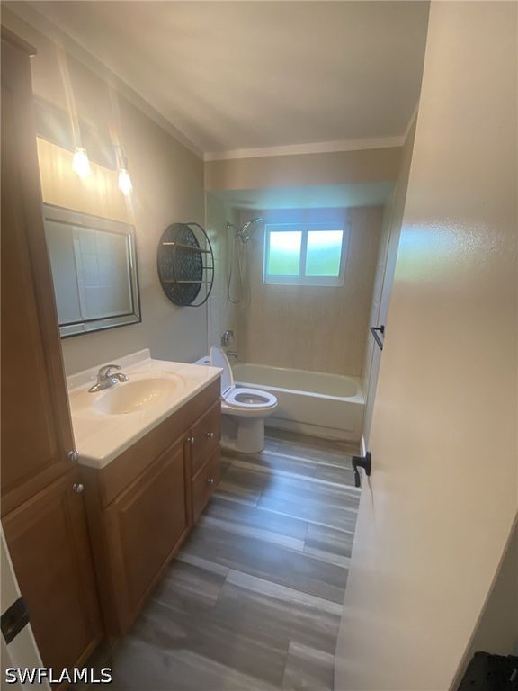 Image 10 of property listing at 525 SE 11th CT, Cape Coral, FL 33990