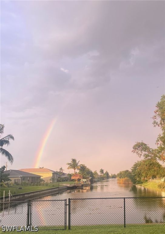 Image 12 of property listing at 525 SE 11th CT, Cape Coral, FL 33990