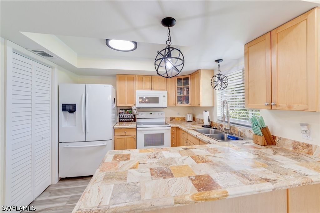 Image 3 of property listing at 525 SE 11th CT, Cape Coral, FL 33990