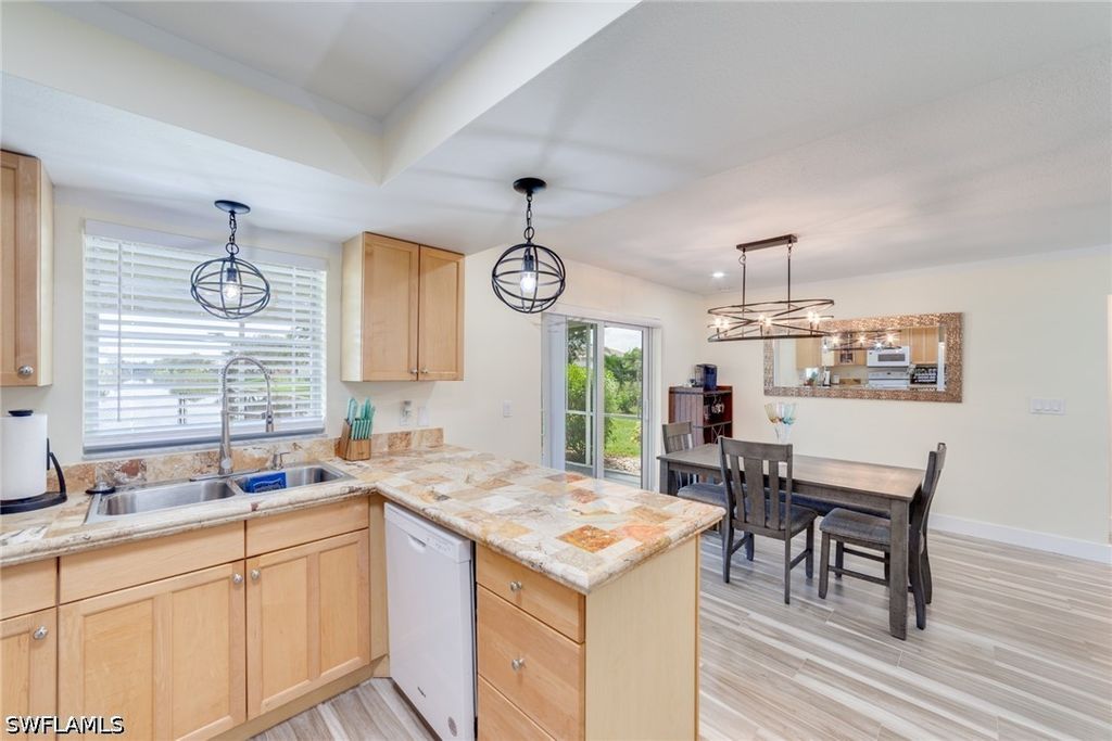 Image 4 of property listing at 525 SE 11th CT, Cape Coral, FL 33990
