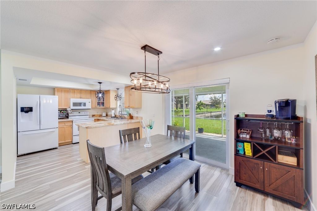 Image 5 of property listing at 525 SE 11th CT, Cape Coral, FL 33990