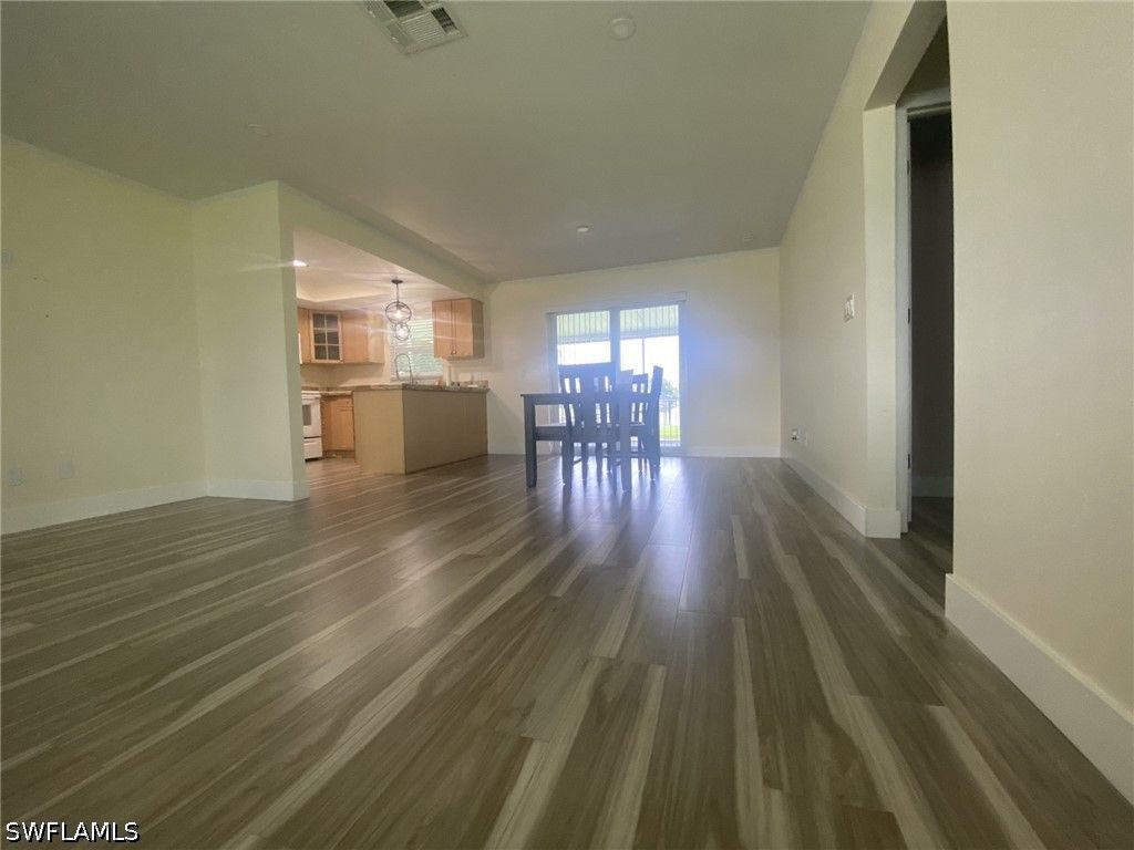 Image 7 of property listing at 525 SE 11th CT, Cape Coral, FL 33990