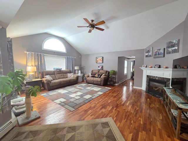 1462 King Hill Road, New London, NH 03257