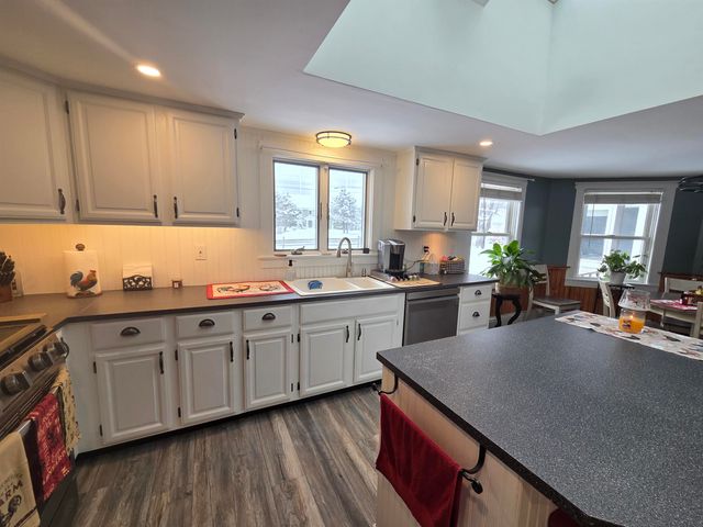 1462 King Hill Road, New London, NH 03257