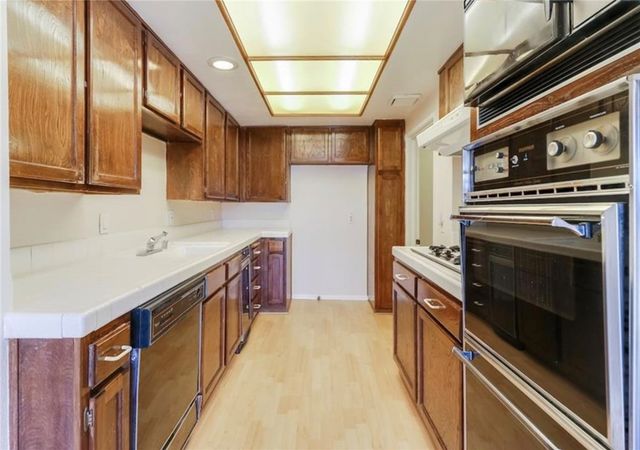 10234 Variel Avenue 12, Chatsworth (los Angeles), CA 91311