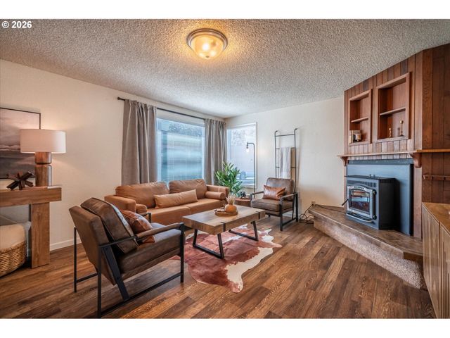 1125 AUGUSTINE Ave, Coos Bay, OR 97420