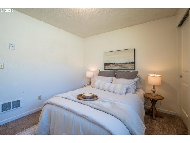 1125 AUGUSTINE Ave, Coos Bay, OR 97420