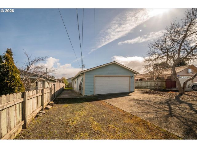 1125 AUGUSTINE Ave, Coos Bay, OR 97420