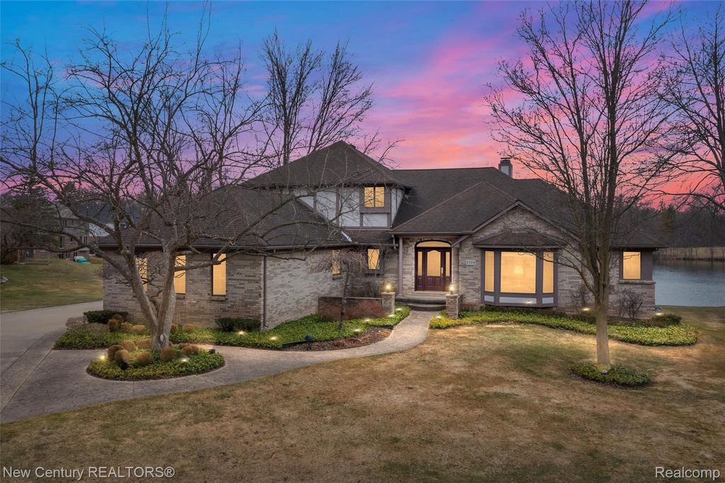 1759 Poplar Court, Troy, MI 48098