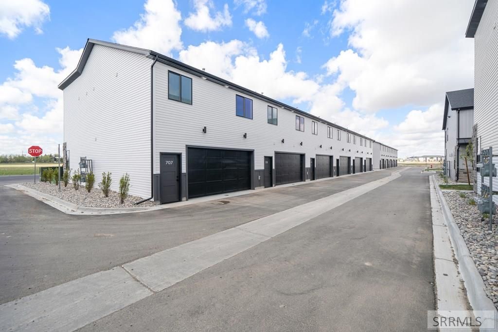 Image 16 of property listing at 731 Curlew Drive, Ammon, ID 83406