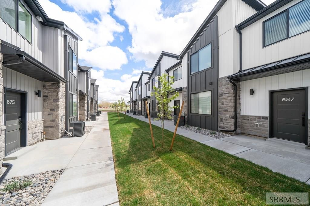 Image 9 of property listing at 731 Curlew Drive, Ammon, ID 83406