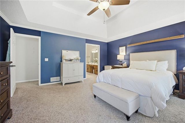 15516 Glenwood Avenue, Overland Park, KS 66223
