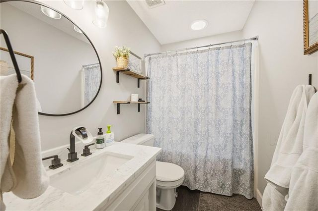 15516 Glenwood Avenue, Overland Park, KS 66223