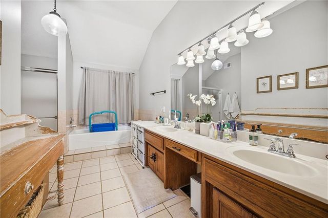 15516 Glenwood Avenue, Overland Park, KS 66223
