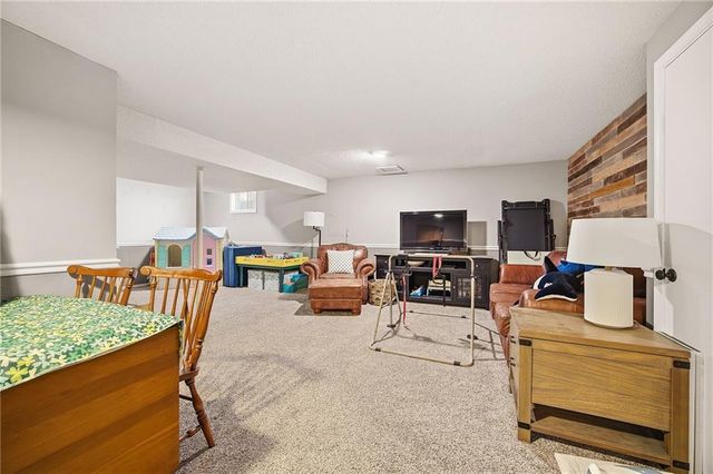15516 Glenwood Avenue, Overland Park, KS 66223