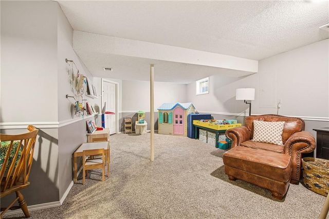 15516 Glenwood Avenue, Overland Park, KS 66223