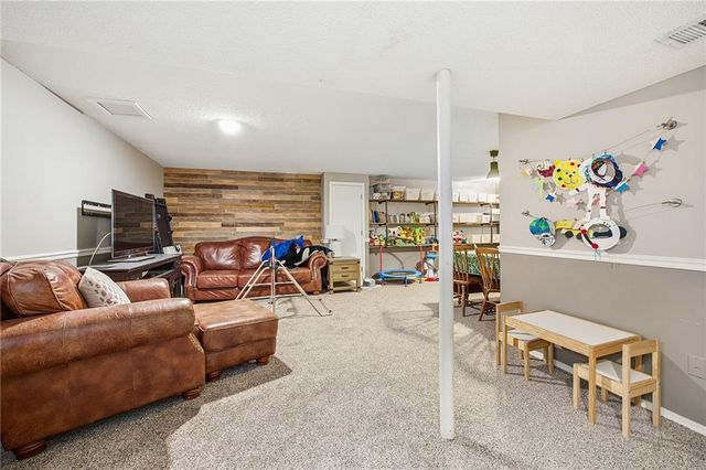 15516 Glenwood Avenue, Overland Park, KS 66223
