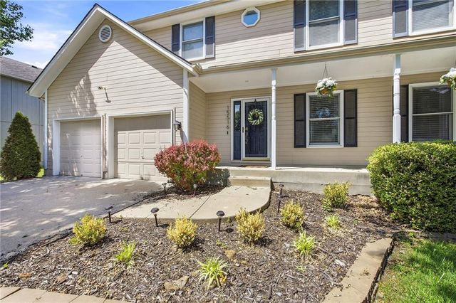 15516 Glenwood Avenue, Overland Park, KS 66223