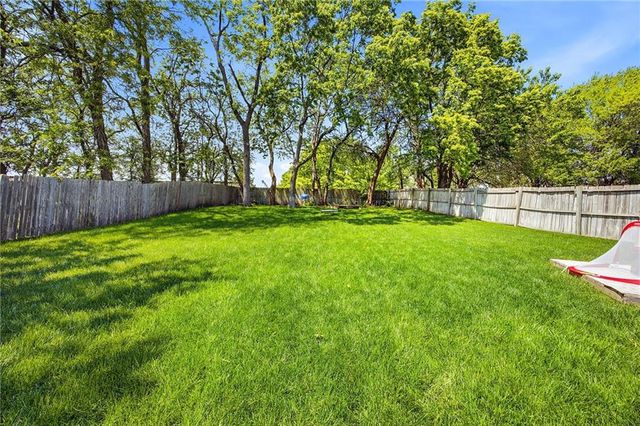 15516 Glenwood Avenue, Overland Park, KS 66223