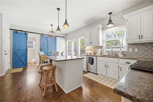 15516 Glenwood Avenue, Overland Park, KS 66223