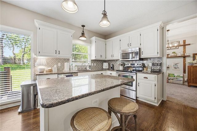15516 Glenwood Avenue, Overland Park, KS 66223