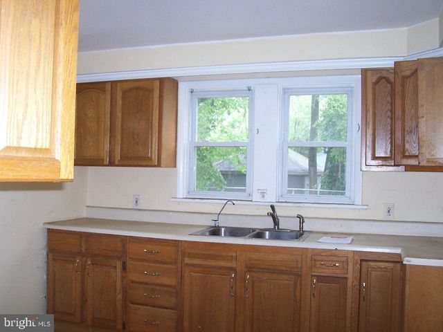 9 W ADAMS ST, Paulsboro, NJ 08066