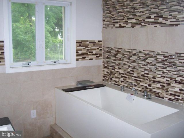 9 W ADAMS ST, Paulsboro, NJ 08066