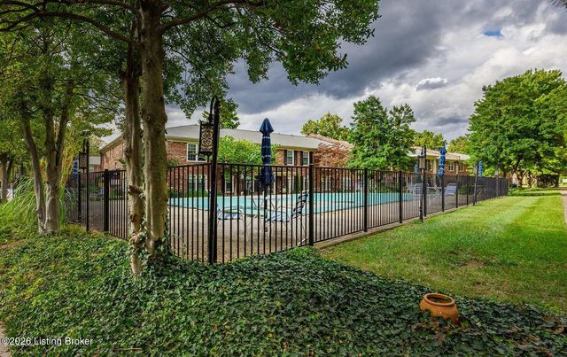 263 Stonehenge Dr 104, Louisville, KY 40207