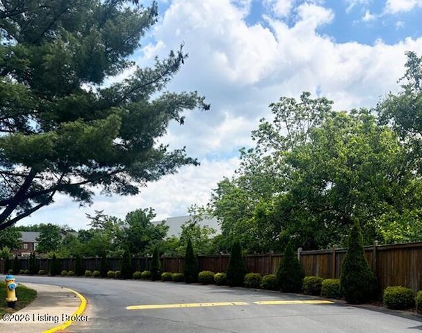 263 Stonehenge Dr 104, Louisville, KY 40207
