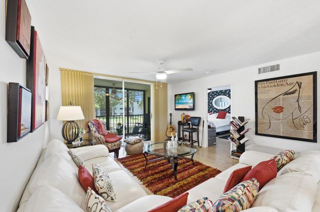 15461 Pembridge Drive 207, Delray Beach, FL 33484