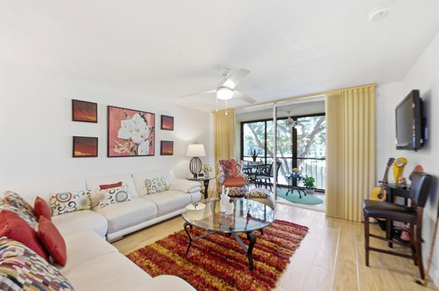 15461 Pembridge Drive 207, Delray Beach, FL 33484