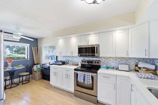 15461 Pembridge Drive 207, Delray Beach, FL 33484