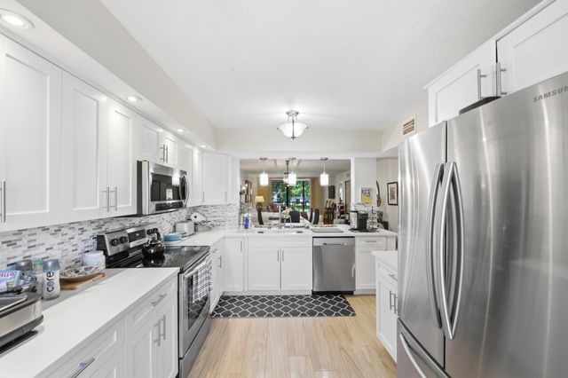 15461 Pembridge Drive 207, Delray Beach, FL 33484