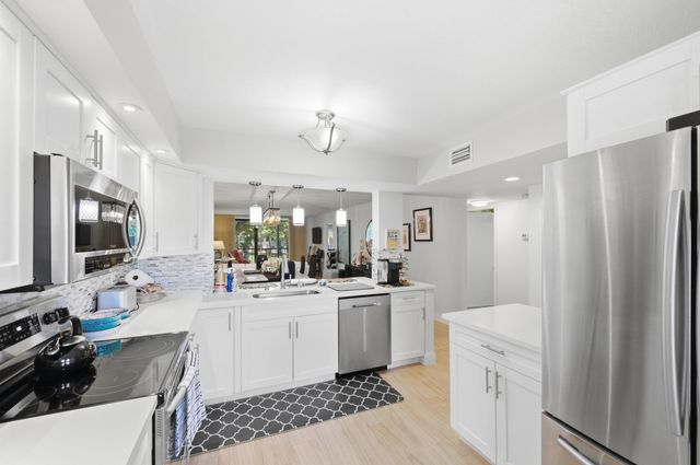 15461 Pembridge Drive 207, Delray Beach, FL 33484