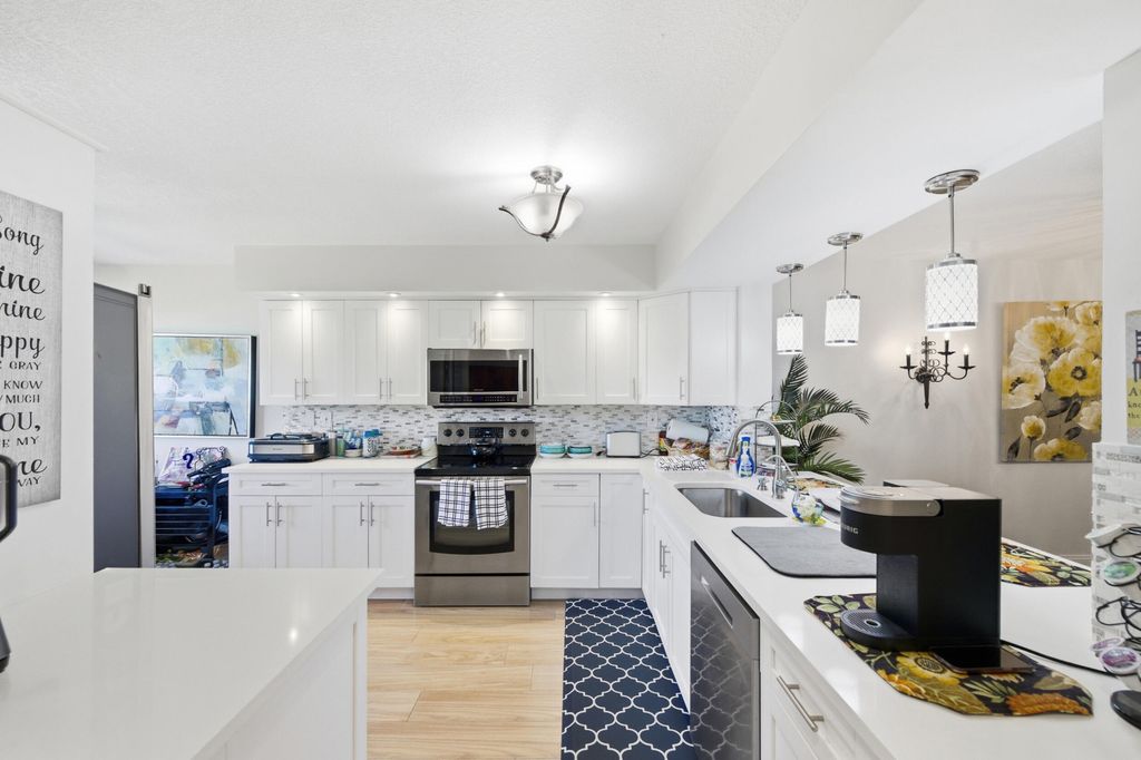 15461 Pembridge Drive 207, Delray Beach, FL 33484