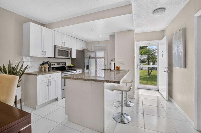 1115 LAKE Terrace 103, Boynton Beach, FL 33426