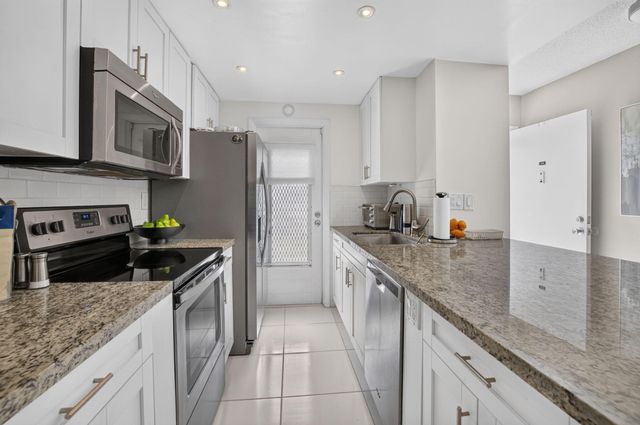 1115 LAKE Terrace 103, Boynton Beach, FL 33426
